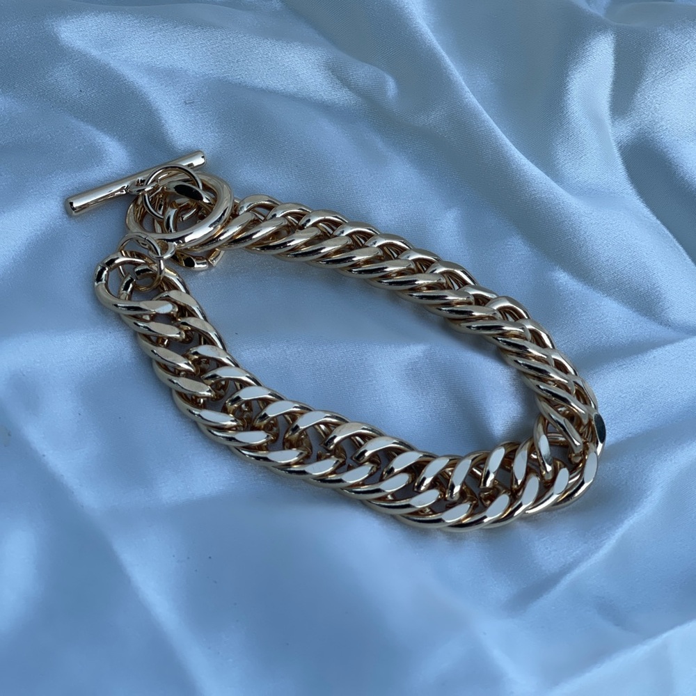 Elegant Gold Chain Bracelet